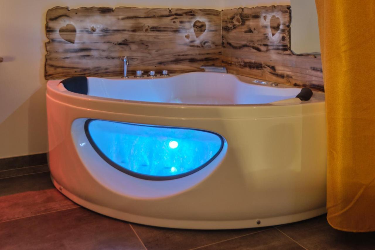 Place Carnot - Studio Tout Equipe Avec Jacuzzi Proche Toutes Commodites カルカソンヌ エクステリア 写真