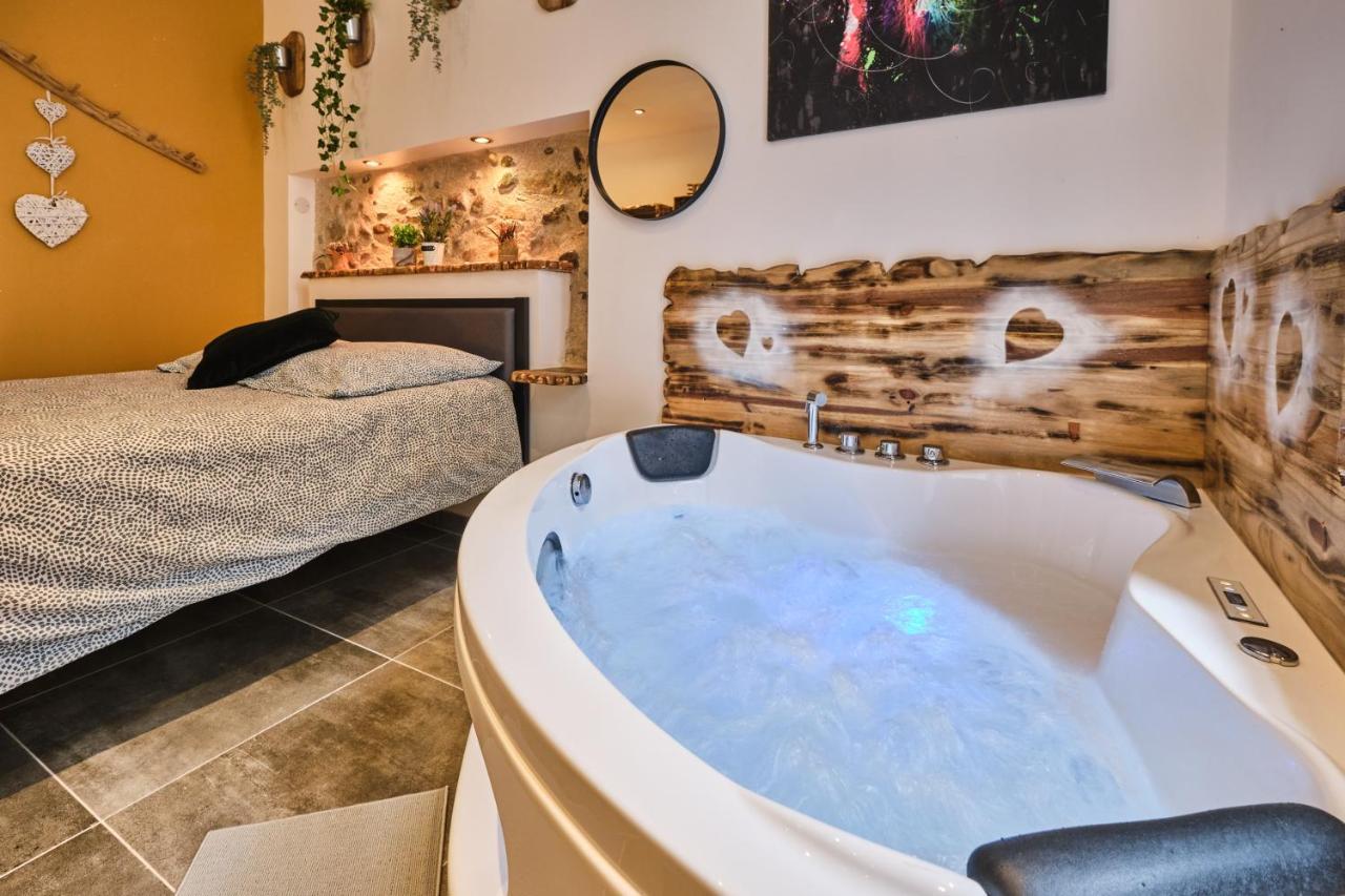 Place Carnot - Studio Tout Equipe Avec Jacuzzi Proche Toutes Commodites カルカソンヌ エクステリア 写真